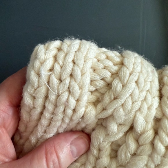 Banana republic, Elegant Cream Knit Scarf - Picture 6 of 9